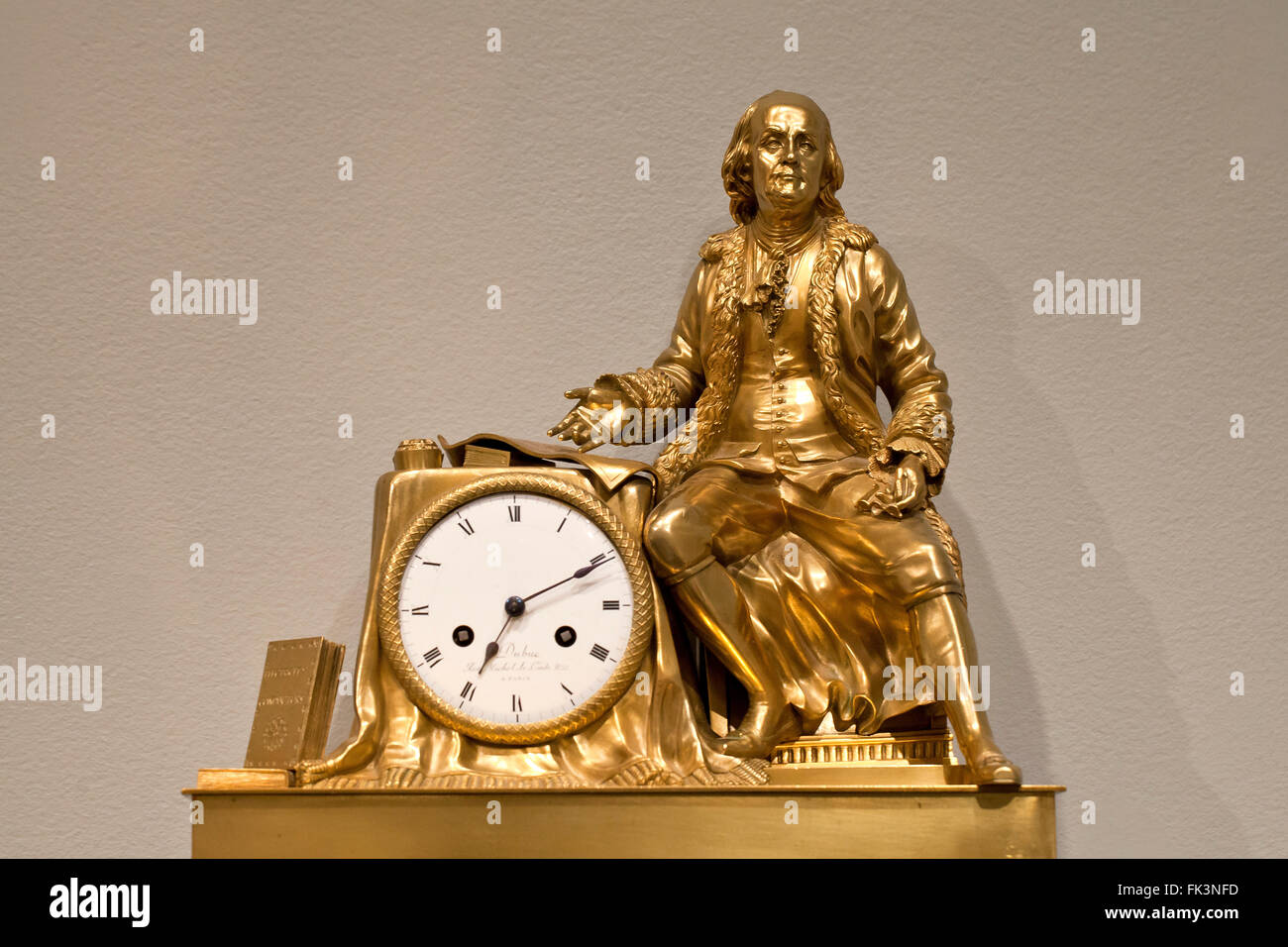 Mantel clock hi-res stock photography and images - Alamy