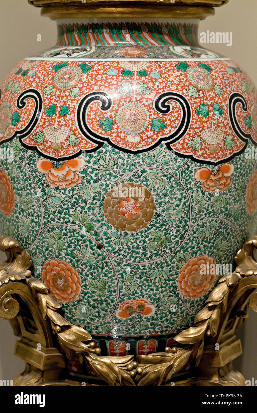 Mid 18th century chinese pottery hi-res stock photography and images ...