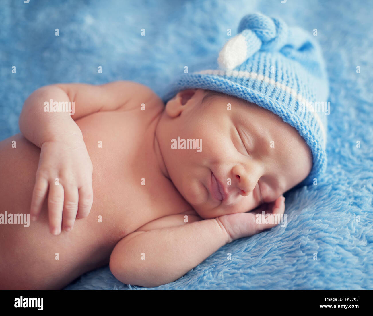 Newborn sleeping hi-res stock photography and images - Alamy