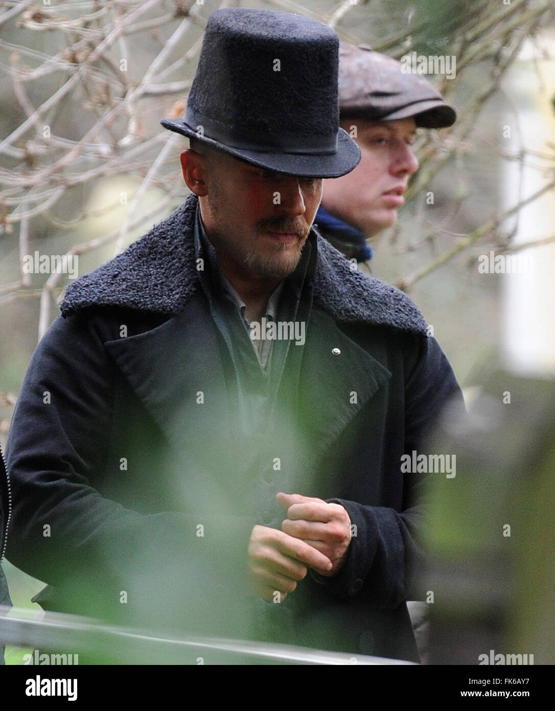 Tom Hardy films scenes for TV series 'Taboo' on location at St Marys Church  in Wanstead Featuring: Tom Hardy Where: London, United Kingdom When: 05 Feb  2016 Stock Photo - Alamy
