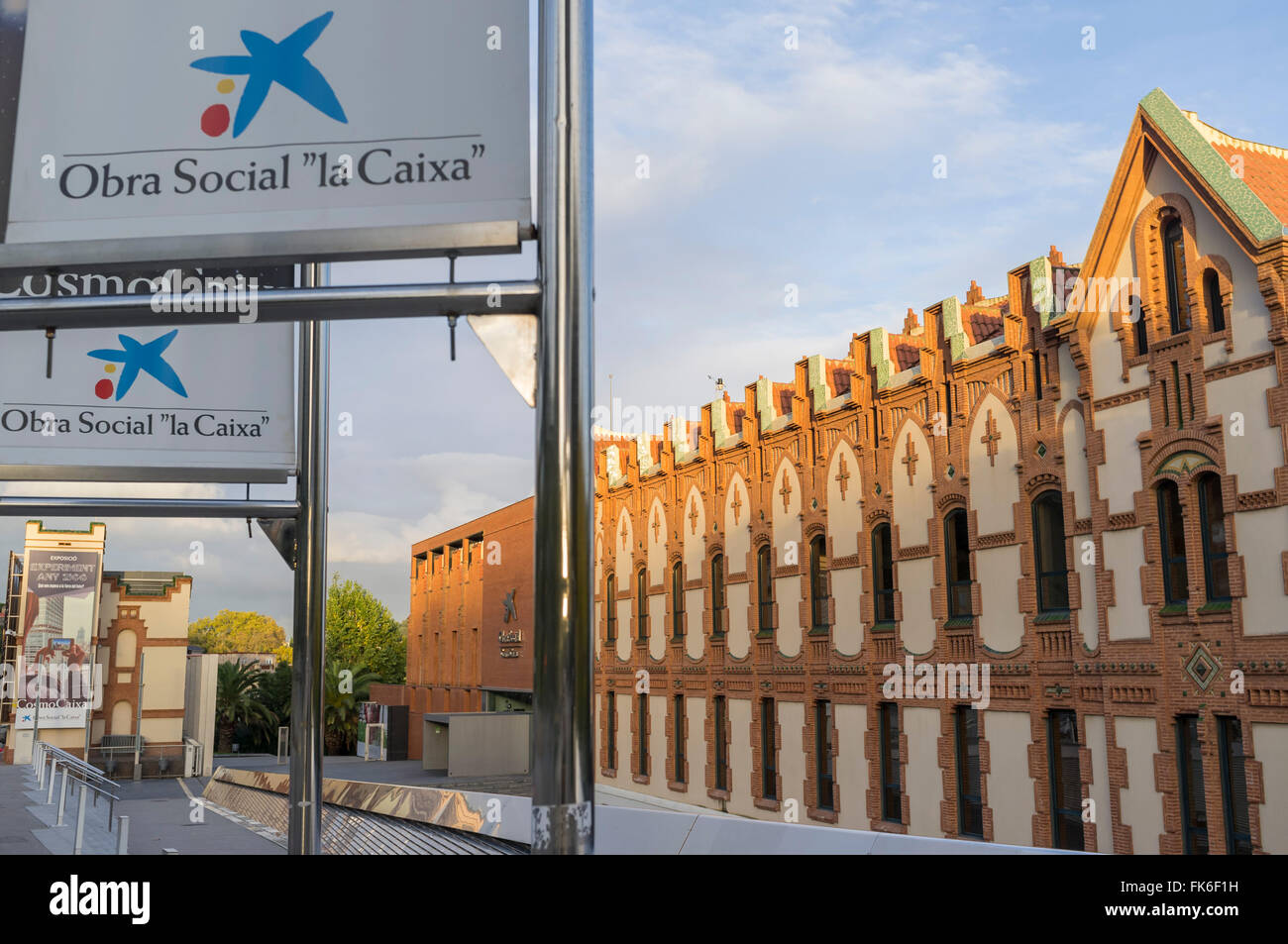 Caixa catalunya edificio barcelona hi-res stock photography and images -  Alamy, image size:1300x953