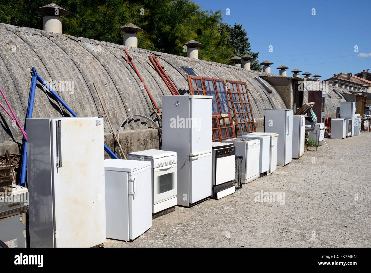 Second-Hand, Secondhand or Recycled White Goods or Domestic Appliances Cookers & Fridges For sale in a Junk Shop or Junk Store Stock Photo