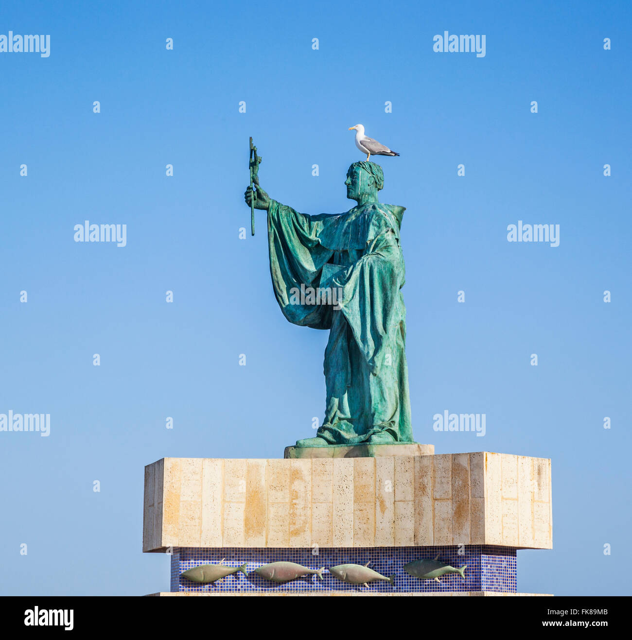 Portugal, Algarve, Lagos, Praia da Batata, a cheeky sea gull perching on the statue of Sao Goncalo de Lagos Stock Photo