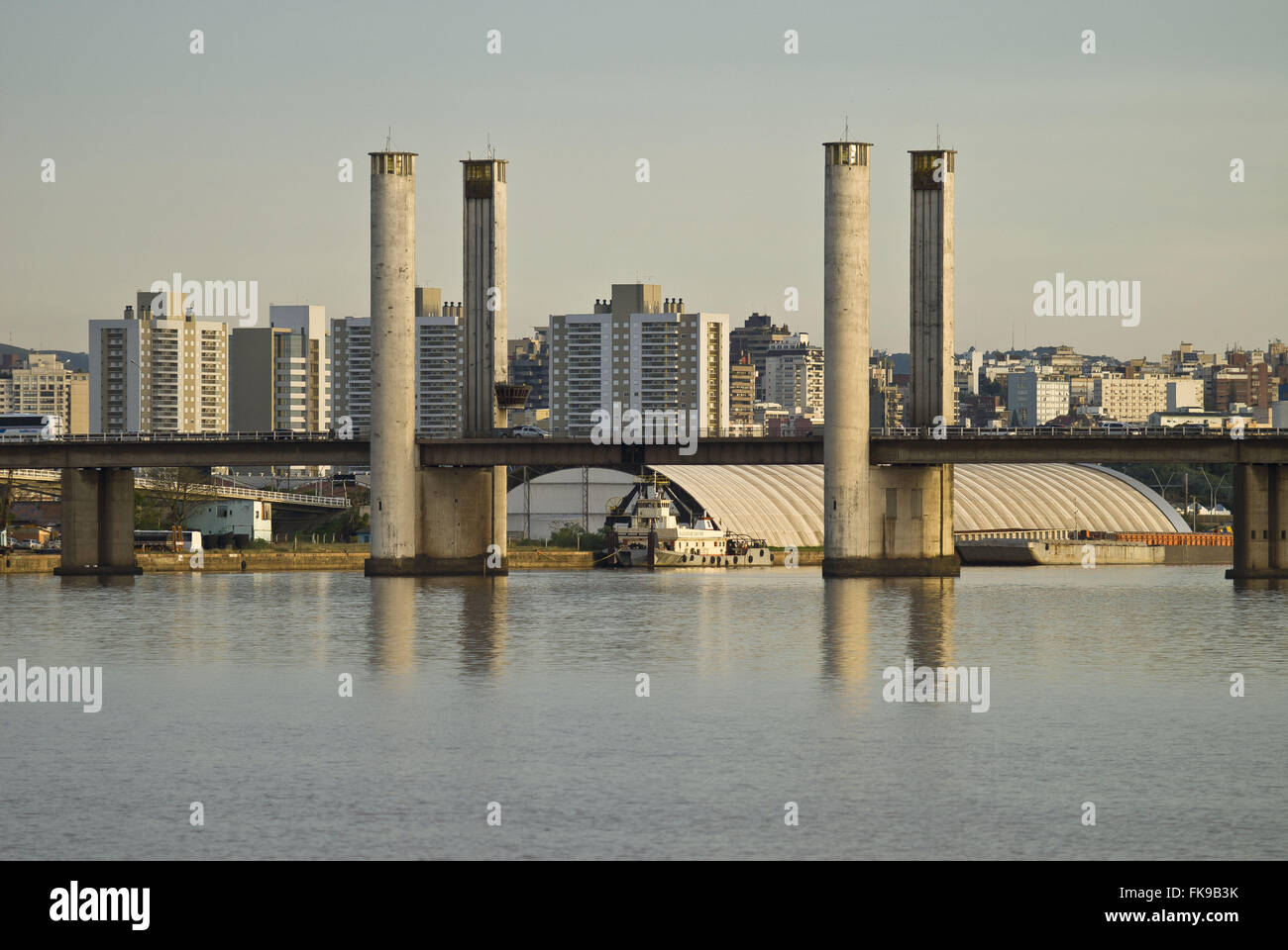 Vista da Ponte Getúlio Vargas BR-116 sobre o Lago Guaíba com a cidade ao fundo Stock Photo