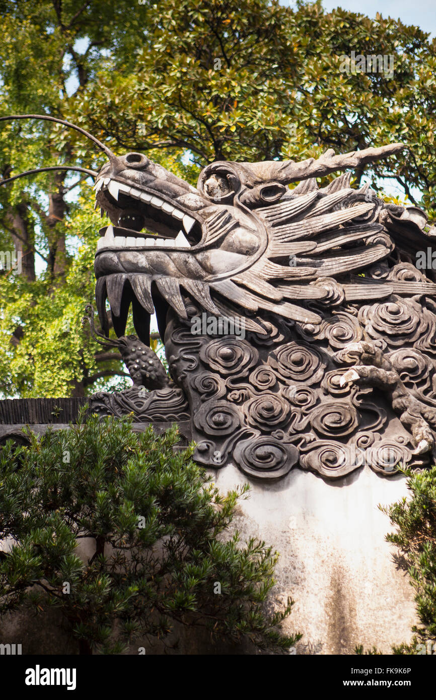 Chinese dragons top the walls in Yuyuan Garden, Shanghai, China Stock Photo