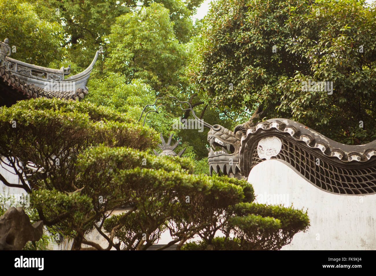 Chinese dragons top the walls in Yuyuan Garden, Shanghai, China Stock Photo