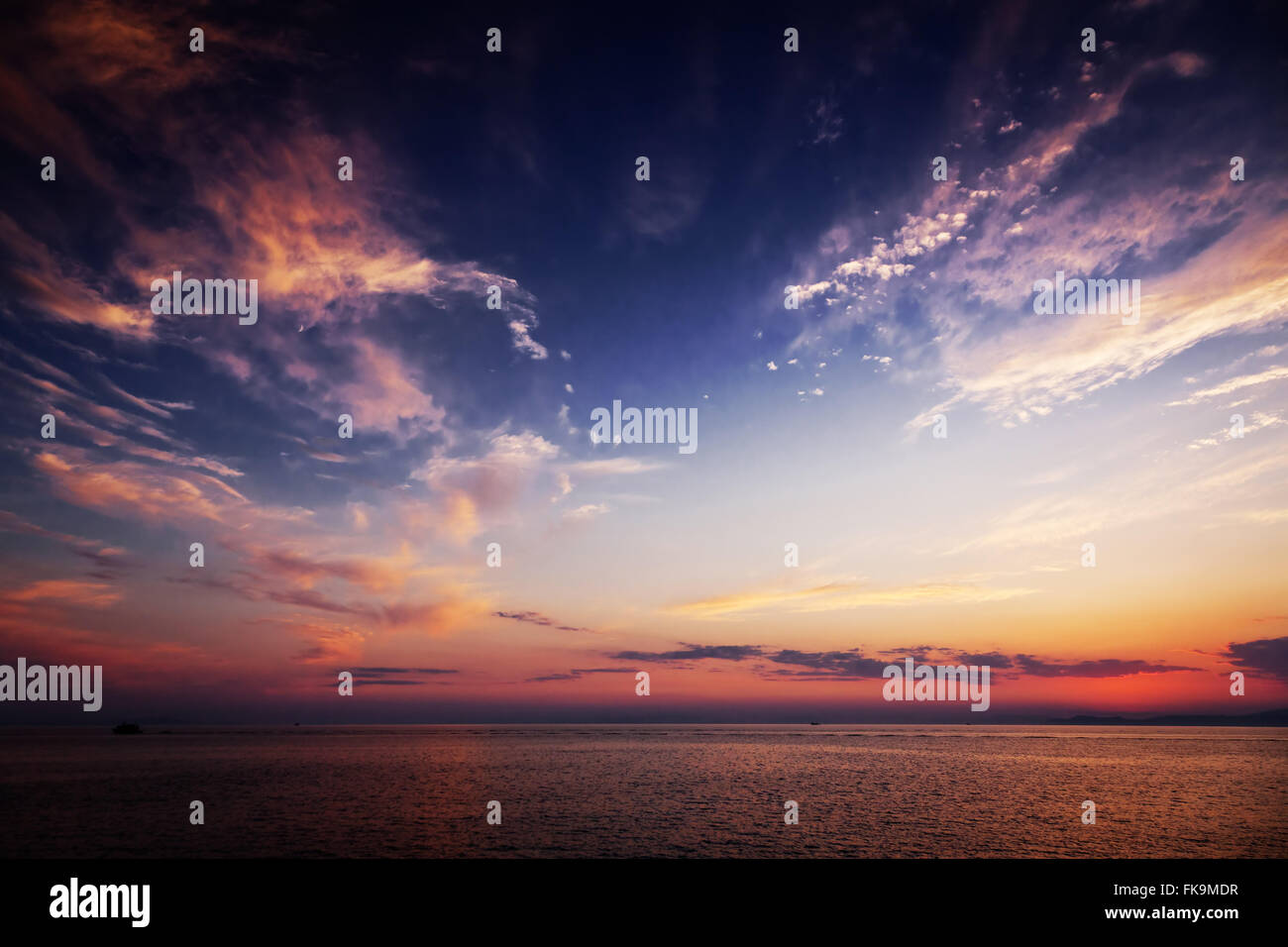Beautiful sea sunset with pink clouds Stock Photo - Alamy