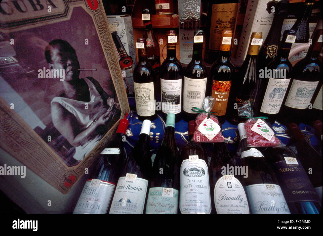AJAXNETPHOTO. PARIS, FRANCE. - SELECT WINES ON SALE - A WINE MERCHANT WINDOW DISPLAY OF LATE 1990S WINES ON SALE WITH PRICE LABELS IN FRENCH FRANCS.  PHOTO:JONATHAN EASTLAND/AJAX  REF:101256 Stock Photo