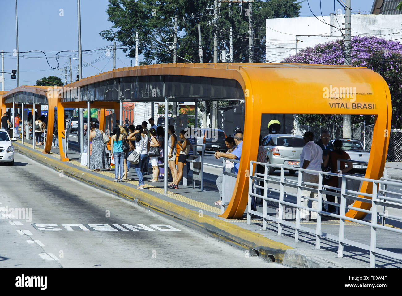 Bus stop on exclusive busway on Avenida Professor Francisco Morato