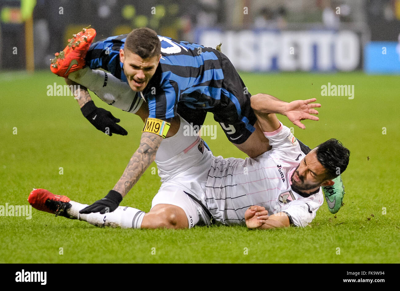Milan, Italy. 06th Mar, 2016. Mauro Icardi of FC Internazionale and Giancarlo Gonzalez fight for the ball during the Serie A football match between FC Internazionale and US Città di Palermo. FC Internazionale wins 3-1 over US CIttà di Palermo. © Nicolò Campo/Pacific Press/Alamy Live News Stock Photo