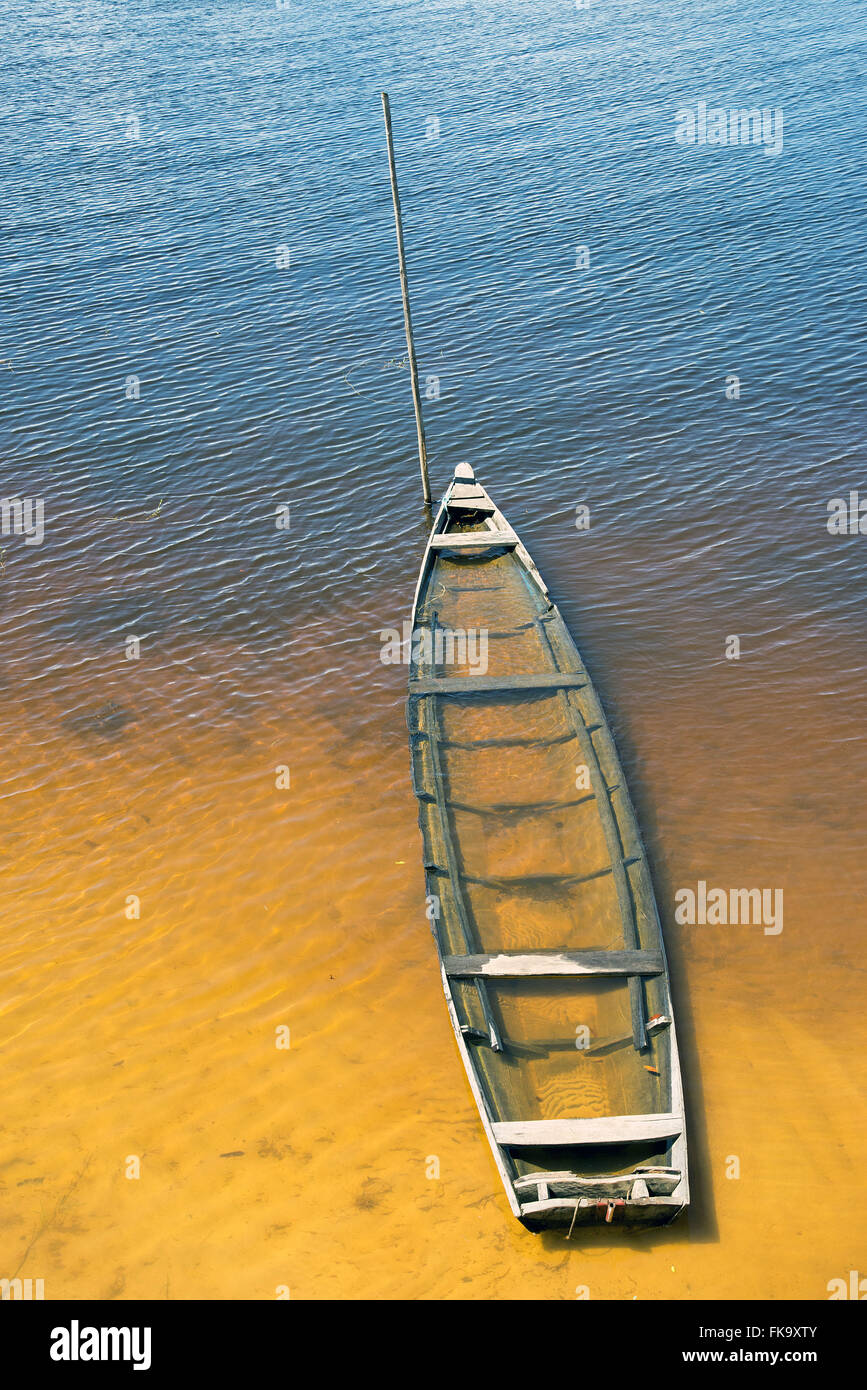 Canoa de madeira na margem do Lago de Tefé Stock Photo - Alamy, image size:867x1390
