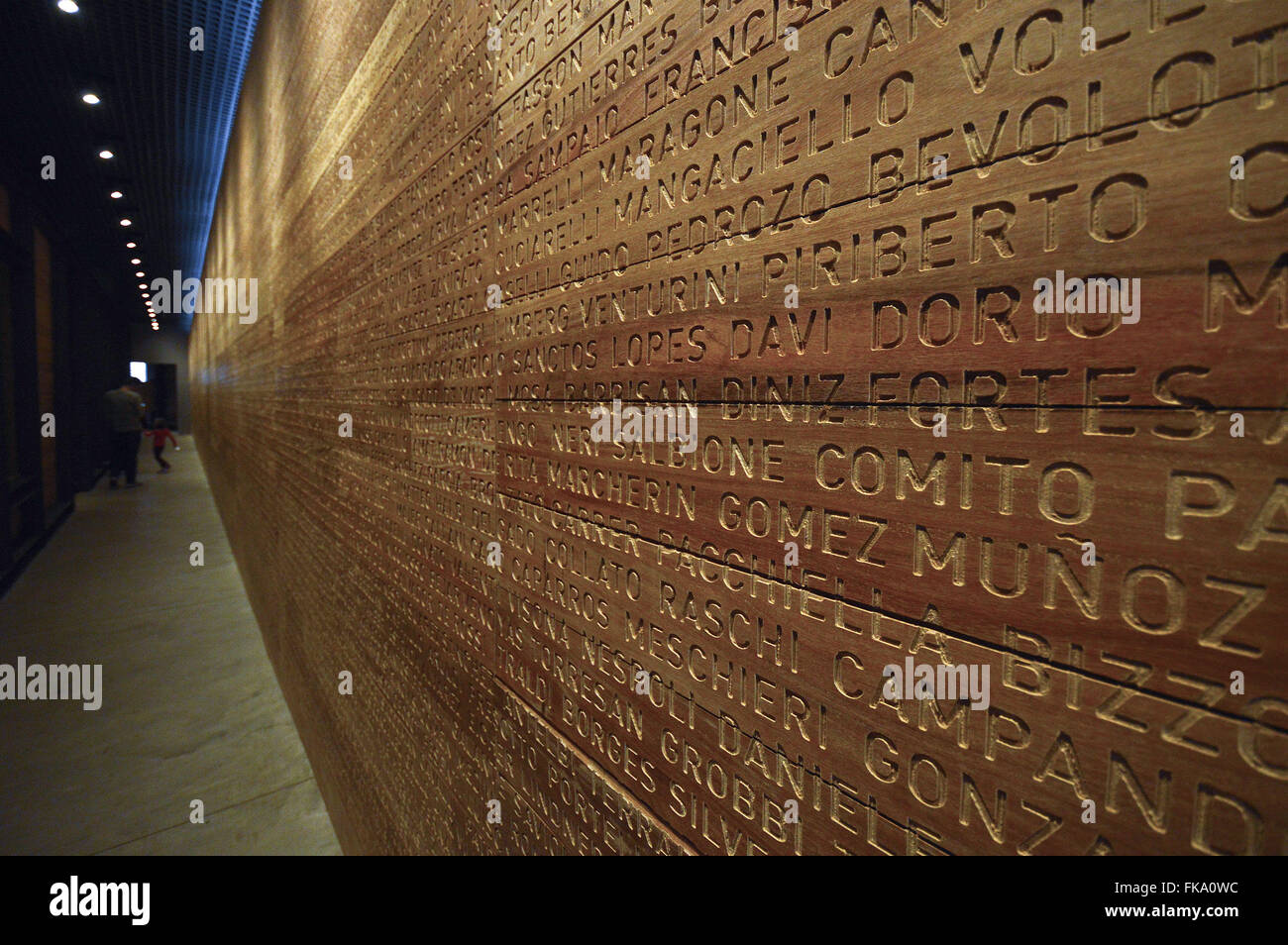 Interior do Museu da Imigração - sobrenomes de imigrantes italianos em painel de madeira Stock Photo