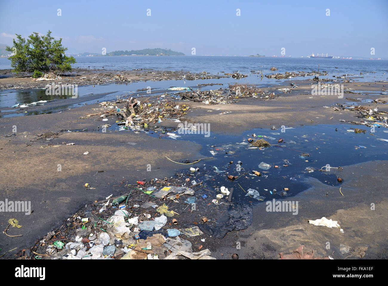 Rio Bomba despeja poluiÁ„o na BaÌa de Guanabara Stock Photo