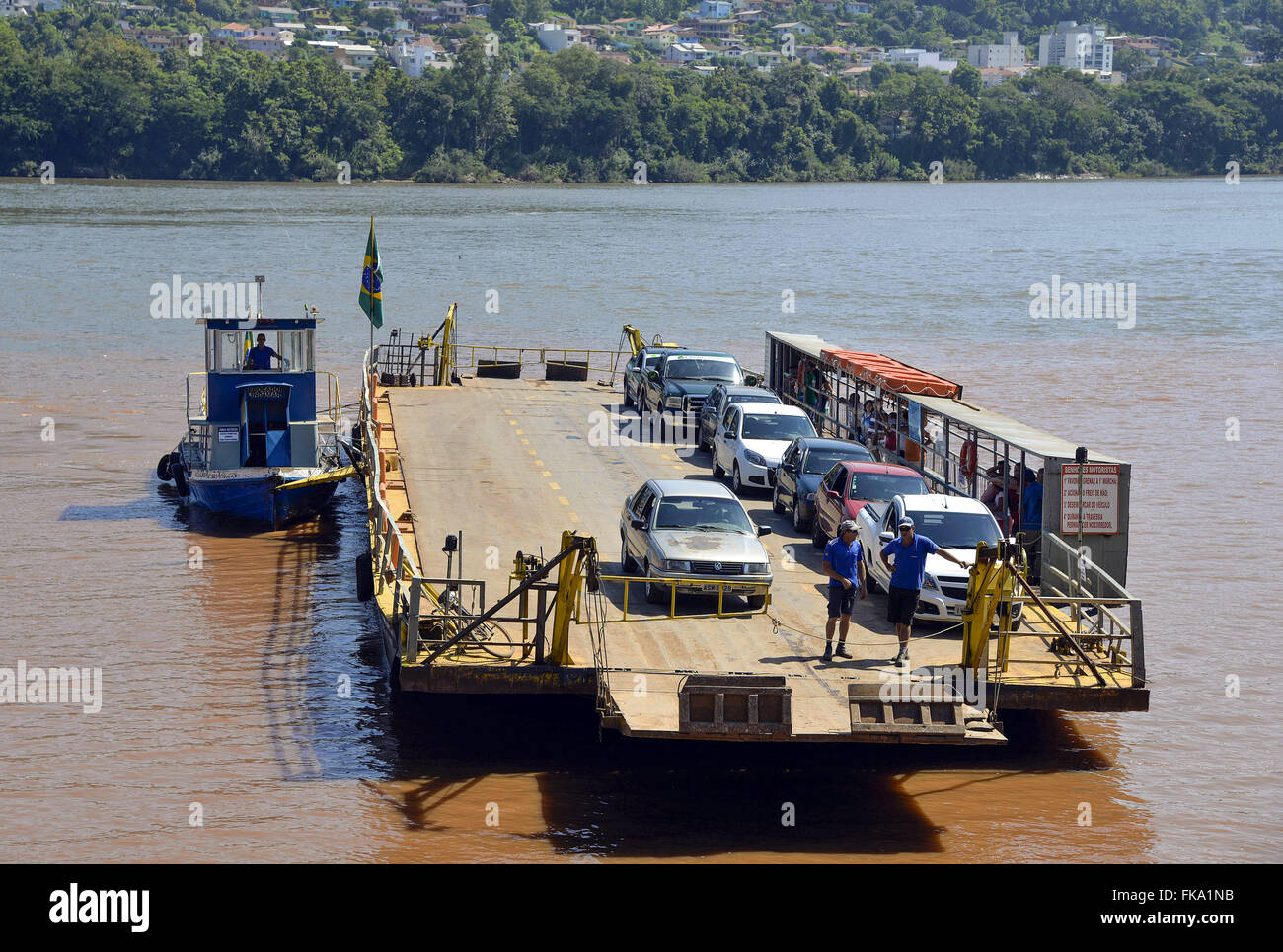 Balsa de travessia de passageiros e veículos no Rio Uruguai Stock Photo