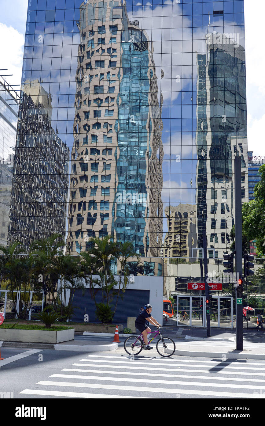 Prédio do Citibank refletido em fachada espelhada na Avenida Paulista Stock Photo