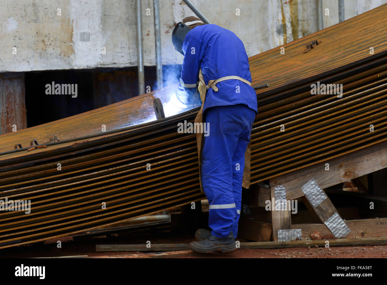 Welding of the ammonia tank plate in the construction of Nitrogenous Fertilizer Unit Stock Photo