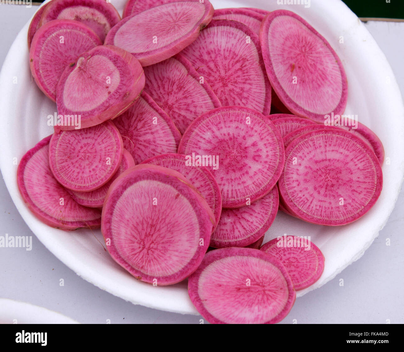 Raphanus sativus, PUSA Gulabi radish, sliced, cultivar with long rose coloured roots, commonly used in salads, vegetable crop Stock Photo