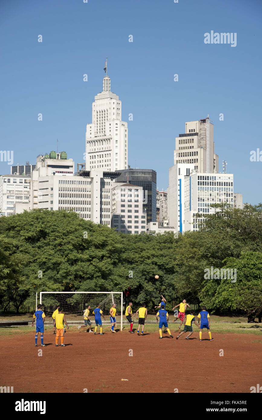 Lowland football in Parque Dom Pedro II to fund Banespa Building - city center Stock Photo
