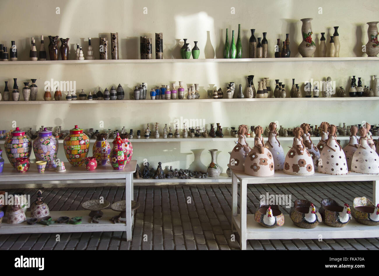 Peças em cerâmica expostas em loja do polo cerâmico do Poti Velho Stock Photo