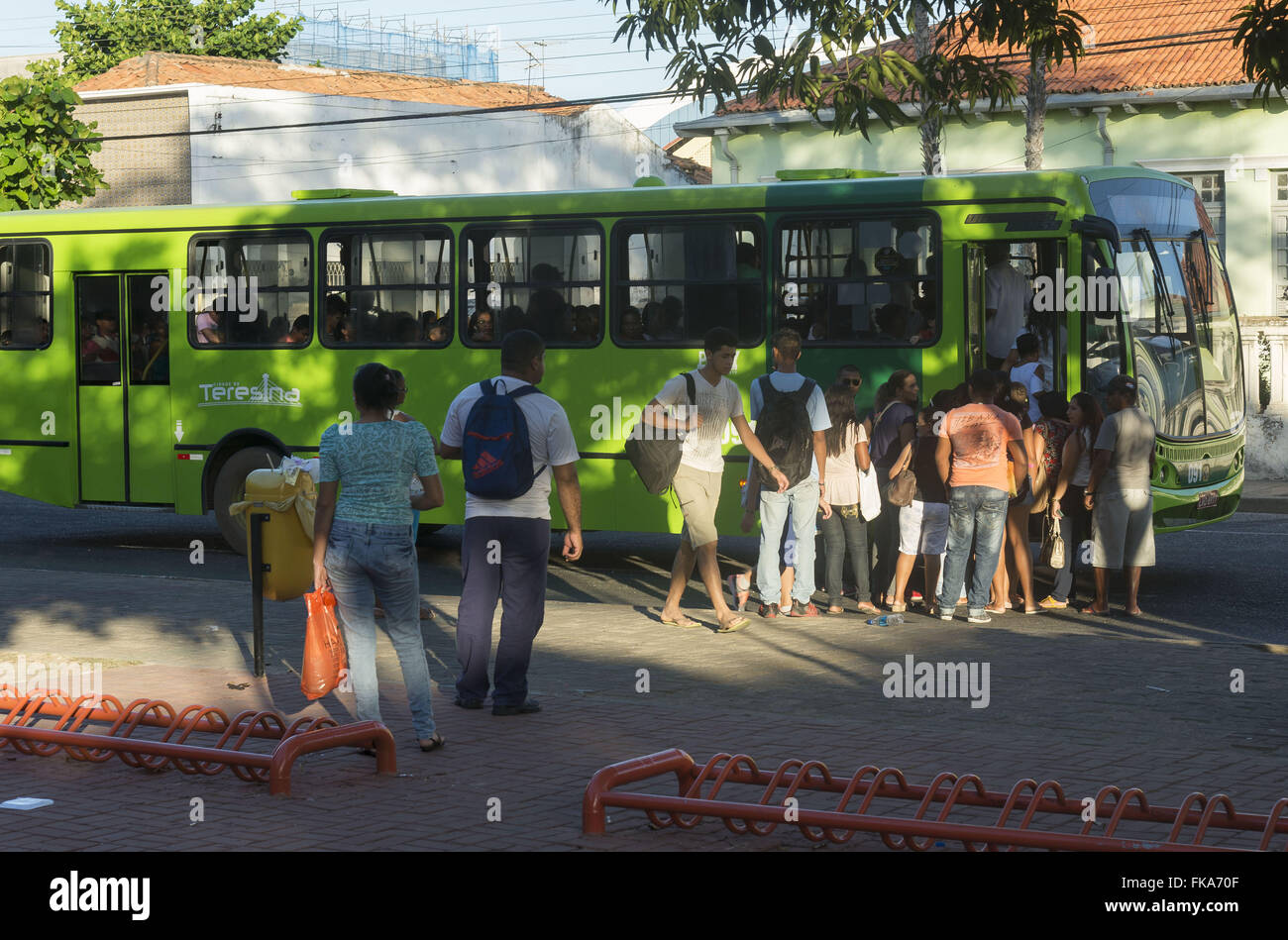Passageiros embarcando em transporte coletivo na Praça Demóstenes Avelino - centro da cidade Stock Photo