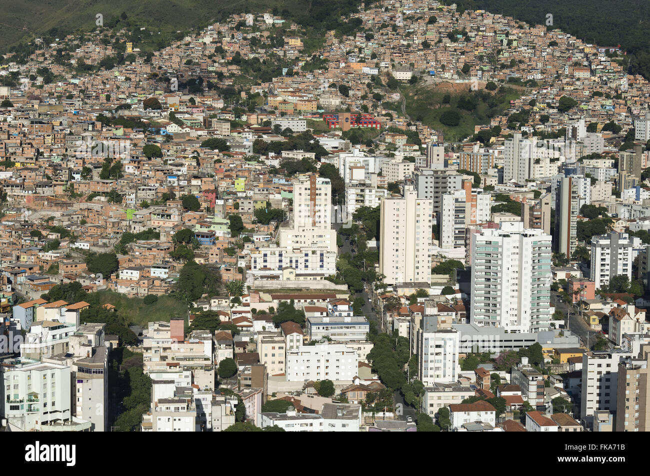 Vista aérea da Favela da Serra ao lado de edifícios de classe média Stock Photo