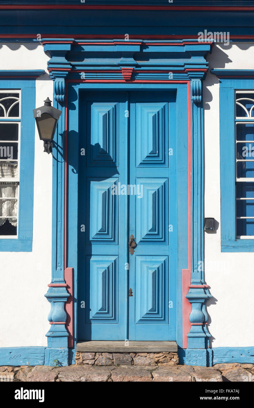 Detalhe de porta de casa de arquitetura colonial Stock Photo