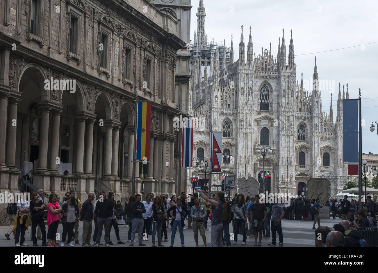 Movimentação de turistas com Catedral de Milão em estilo gótico ao fundo Stock Photo