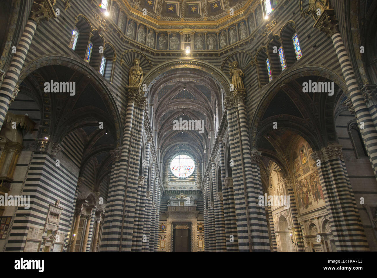 Vista interna do Duomo de Siena em estilo românico-gótico - construção do século XIII Stock Photo