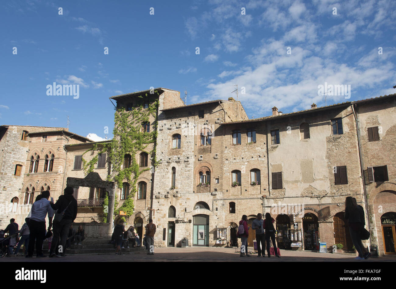 ConstruÁıes de arquitetura medieval na Piazza del Erbe Stock Photo