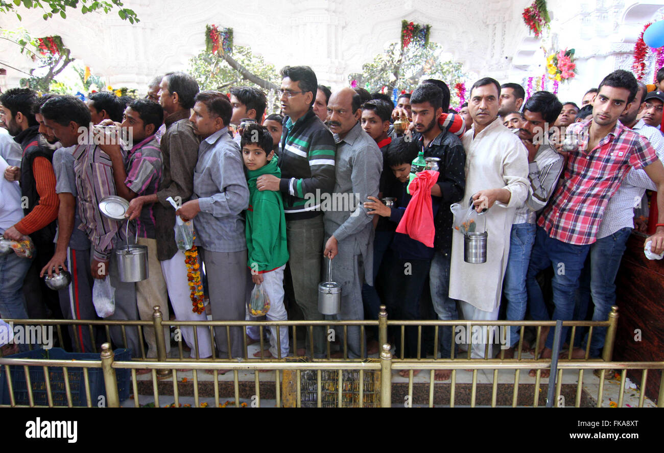 Jammu, Indiancontrolled Kashmir. 7th Mar, 2016. Indian Hindu devotees stand in queue to offer