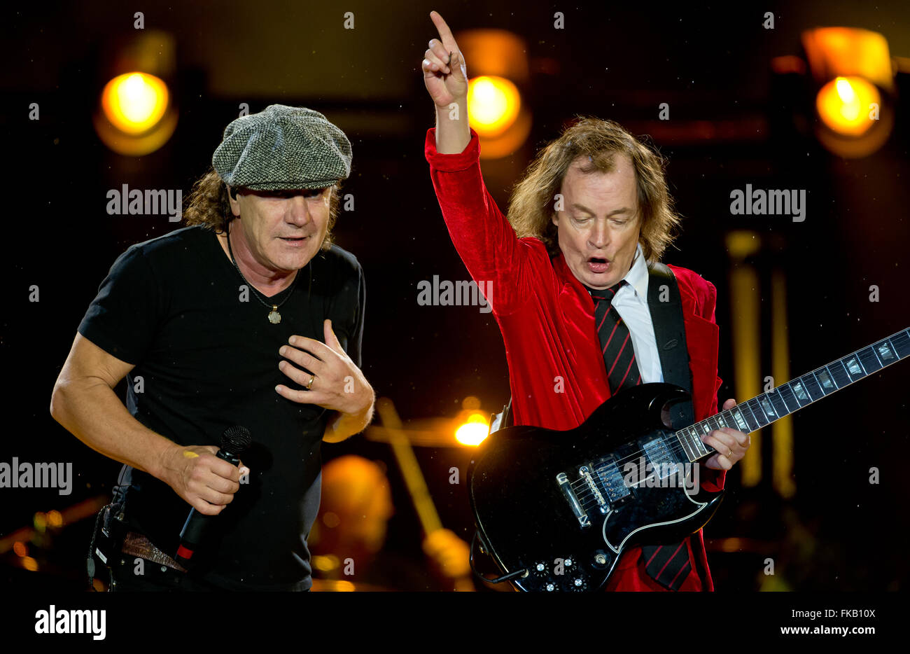 Slagskib buste Sodavand Munich, Germany. 19th May, 2015. The singer, Brian Johnson (L), and the  guitarist, Angus Young, in the Australian rock band AC/DC stand on stage in  the Olympic Stadium in Munich, Germany, 19