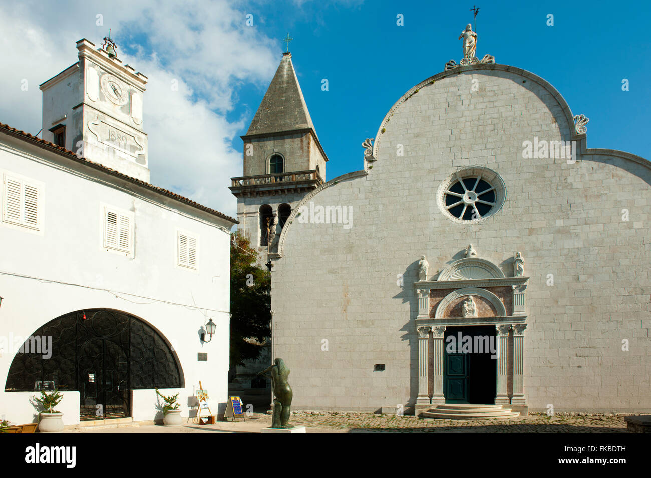 Kroatien, Insel Cres, Osor, Stadtplatz, Rathaus und Kathedrale mit Glockenturm. Stock Photo