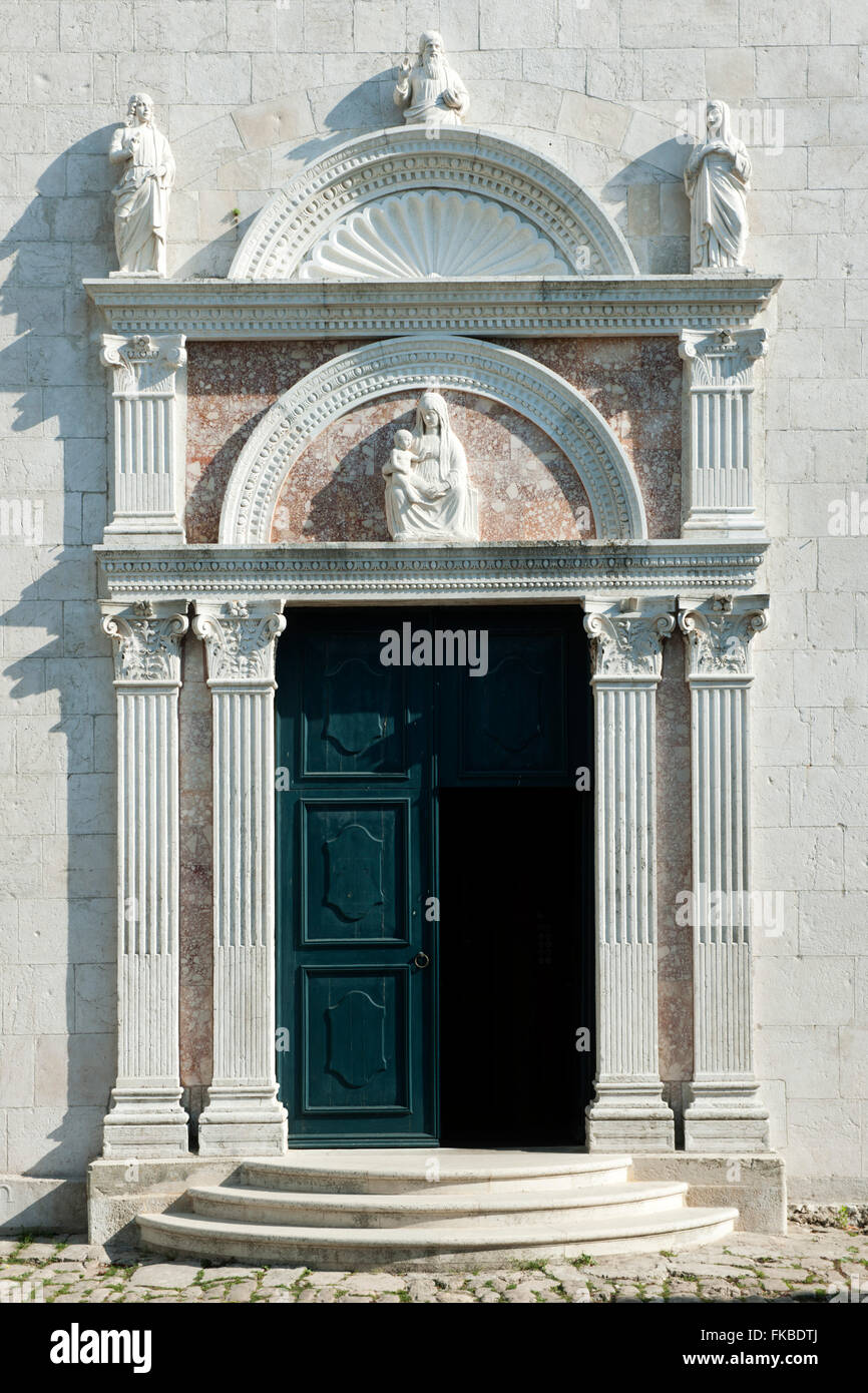 Kroatien, Insel Cres, Osor, Portal der Kathedrale. Stock Photo