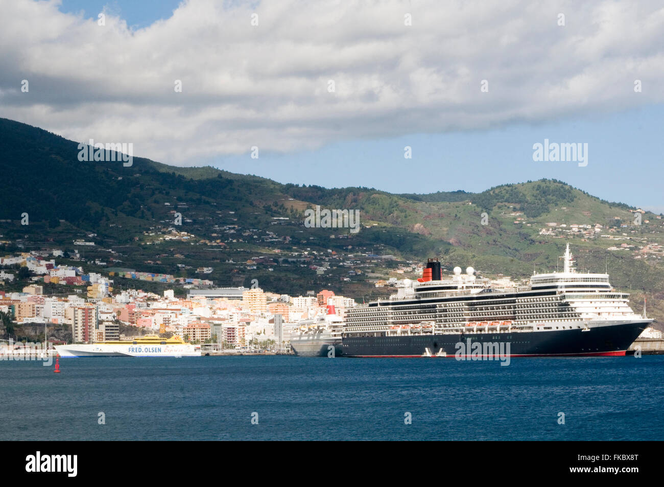 queen Elizabeth cunard luxury liner cruise ship ships crusieships cruiseship cruises cruising holidays holidays vacation vacatio Stock Photo