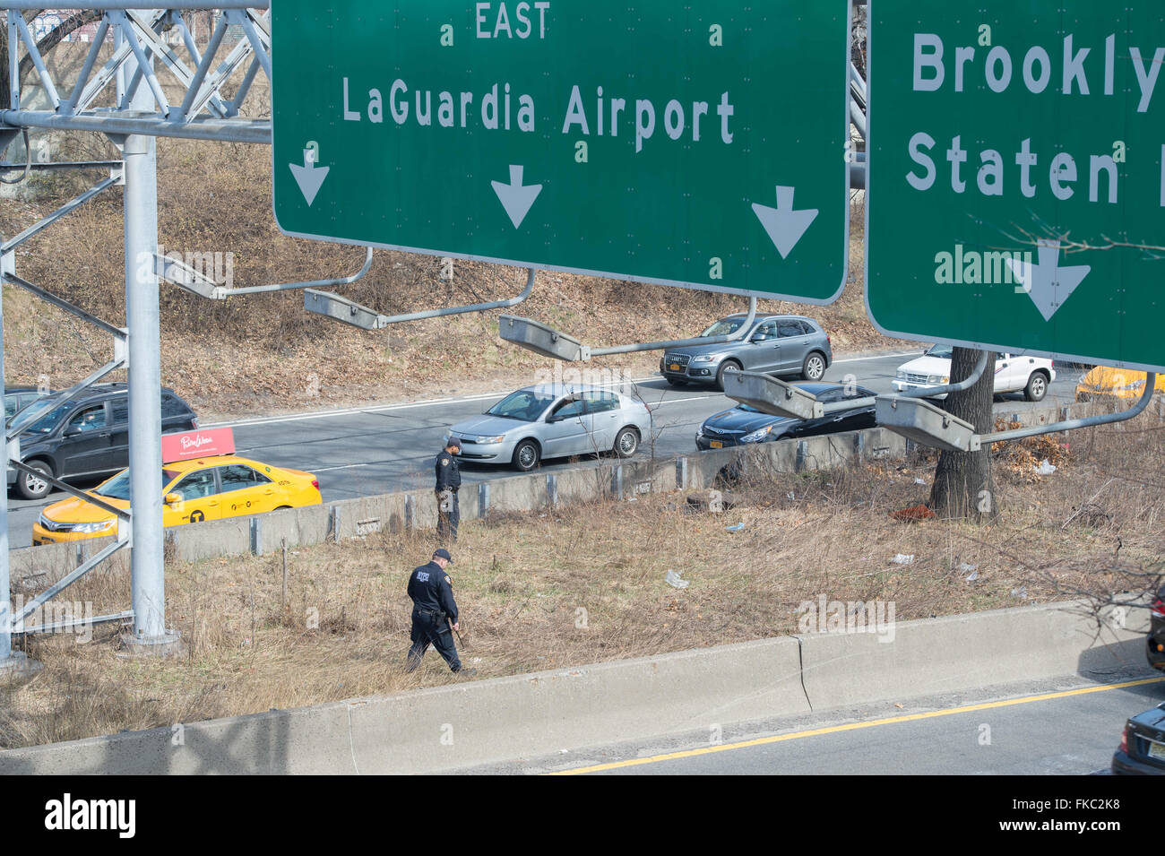 Light traffic on the Grand Central Parkway near Laguardia Airport