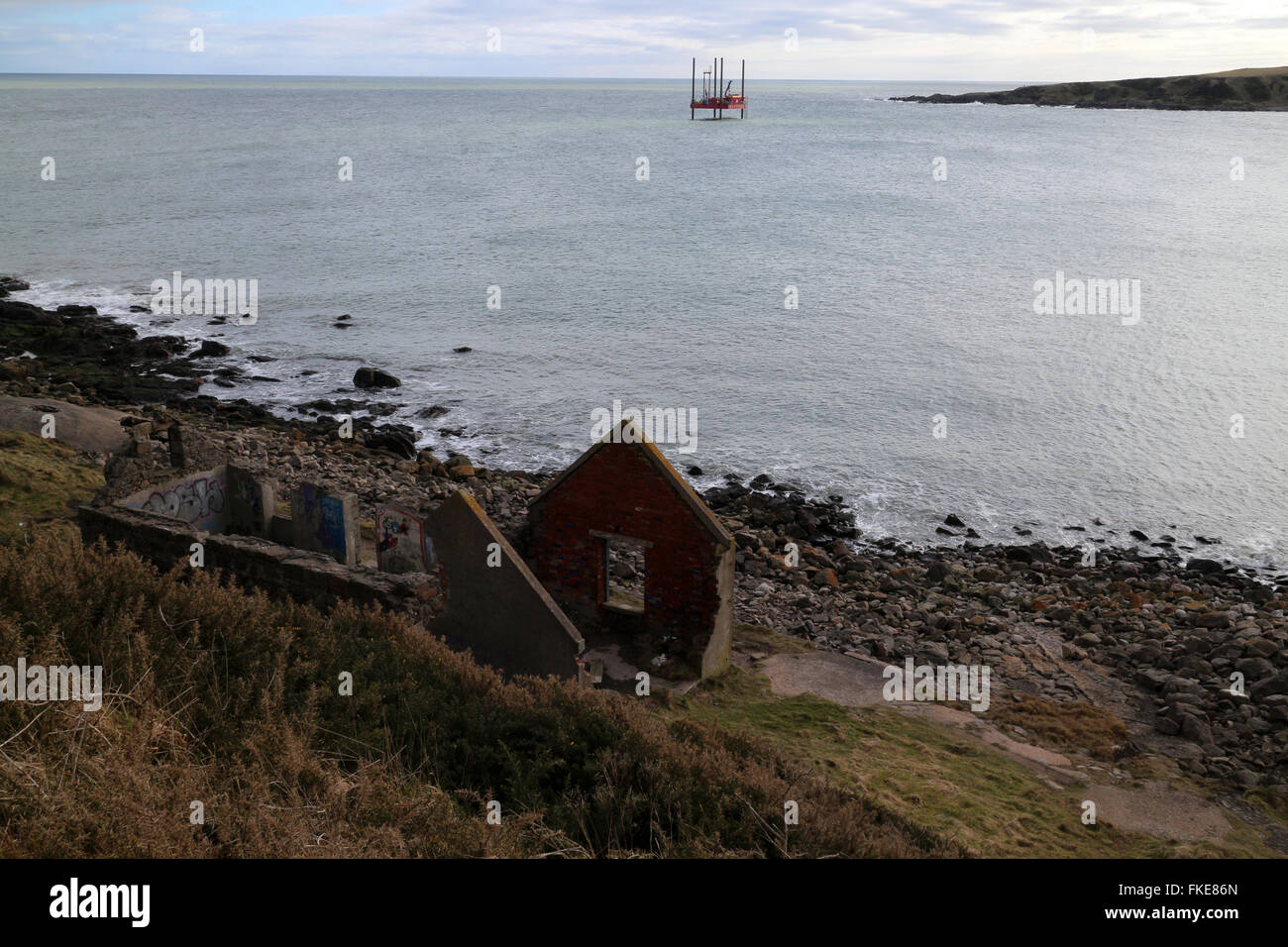 Nigg bay - Pebbles beach and rig in the distance - Aberdeen city - Scotland - UK Stock Photo