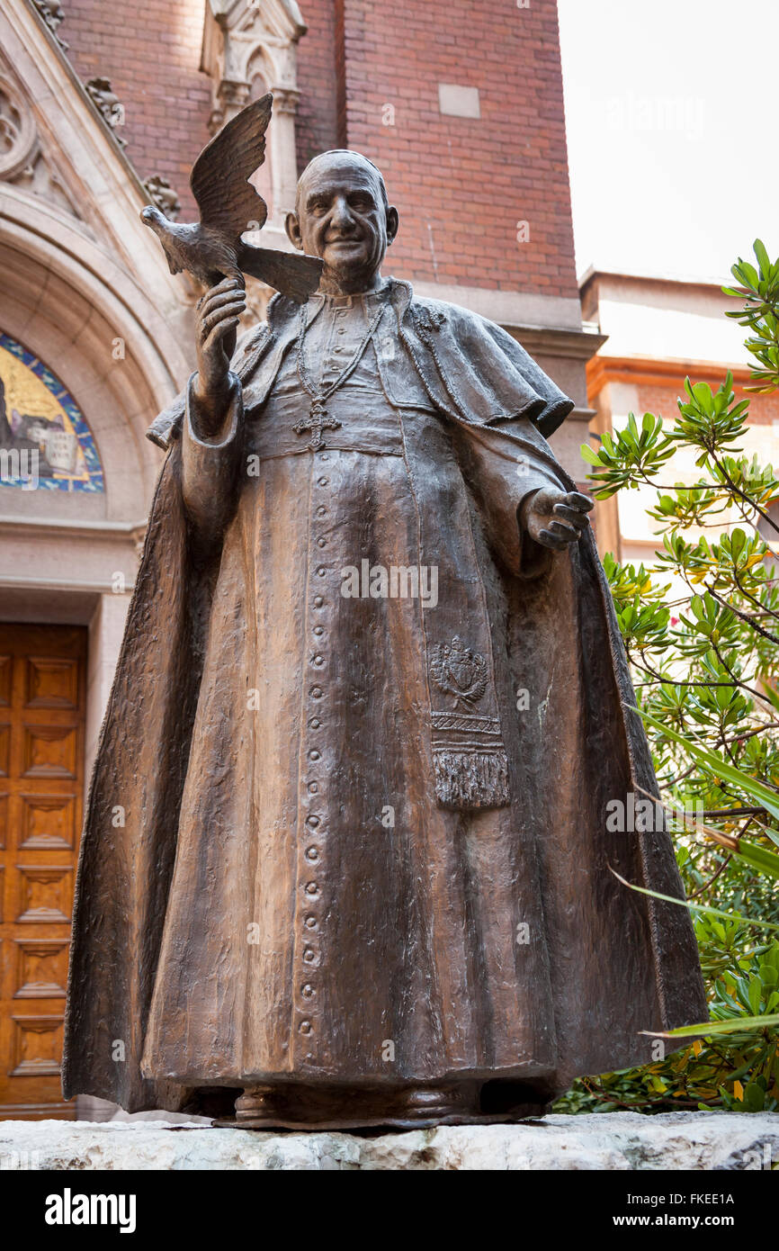 Statue of Pope John 23rd at Saint Anthony of Padua Roman Catholic Church, Beyoglu, Istanbul, Turkey Stock Photo