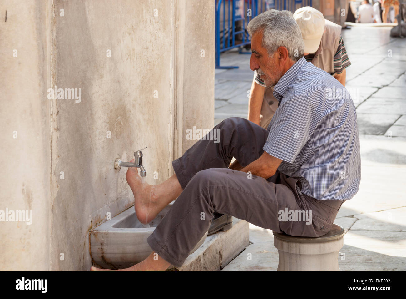 Washing Feet Mosque Stock Photos & Washing Feet Mosque Stock Images Alamy