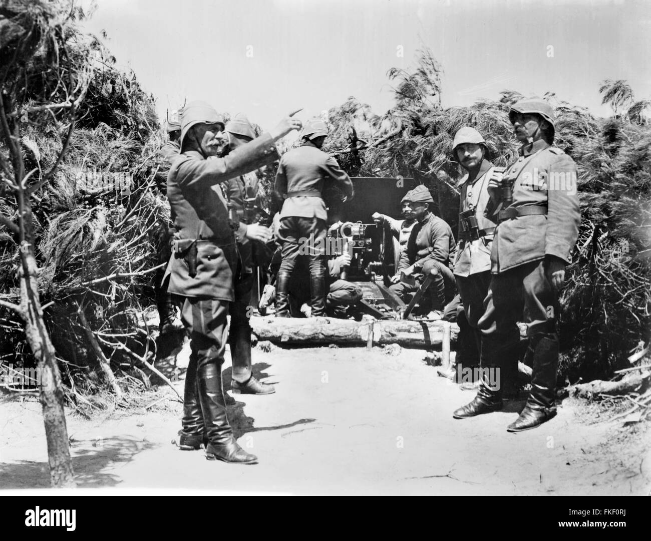 Ottoman soldiers at a gun battery in Gallipoli during World War I. Photo from Bain News Service, 1915-1916 Stock Photo