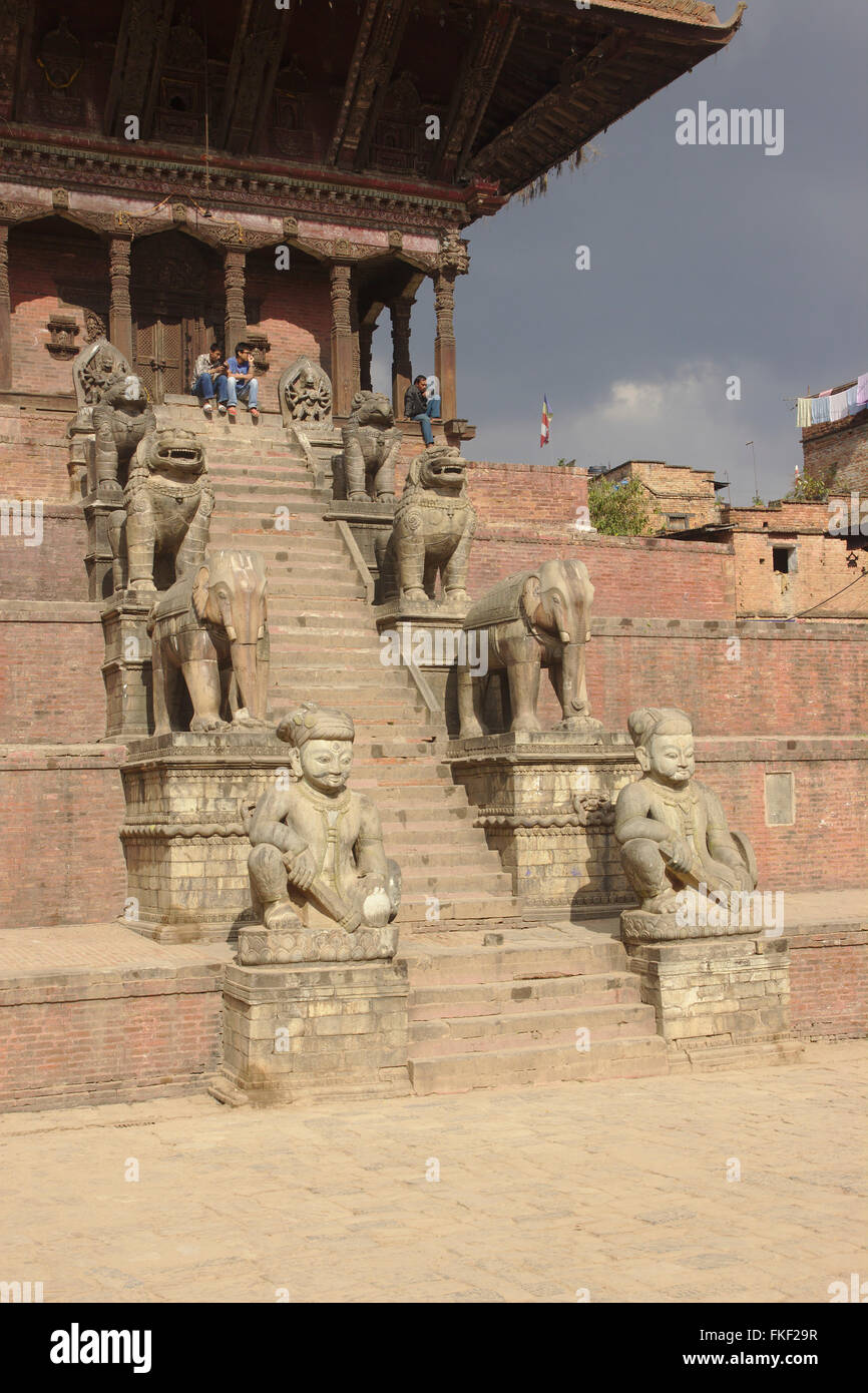 Bhaktapur, Guardians on the stairs of Nyatapola Temple on Taumadhi Pole, Nepal Stock Photo