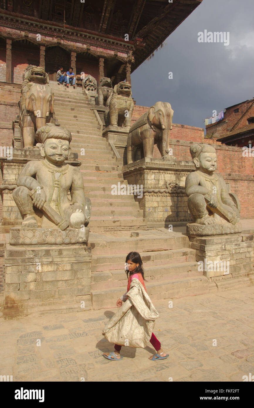 Bhaktapur, Guardians on the stairs of Nyatapola Temple on Taumadhi Pole, Nepal Stock Photo