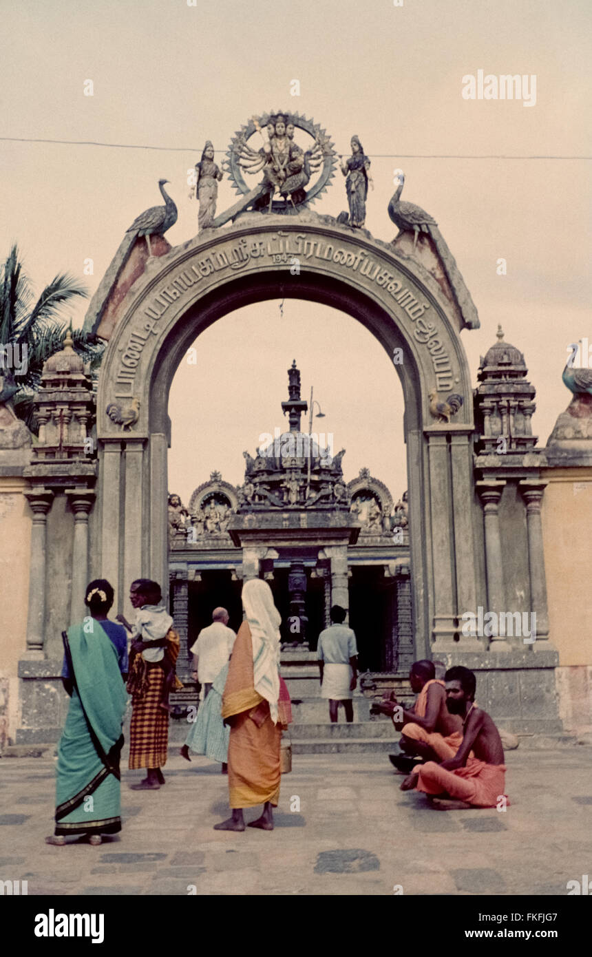 Hindu monks in front of a shrine dedicated to the god of war Kartikeya in Chidambaram, 1962, 1960s Bettelmönche in Chidambaram, Indien Stock Photo