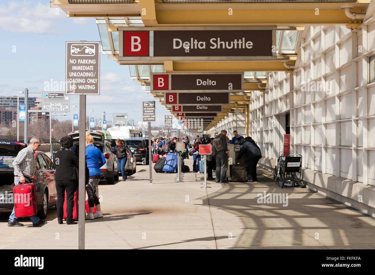 Delta Airlines Terminal Stock Photos & Delta Airlines Terminal Stock Images Alamy