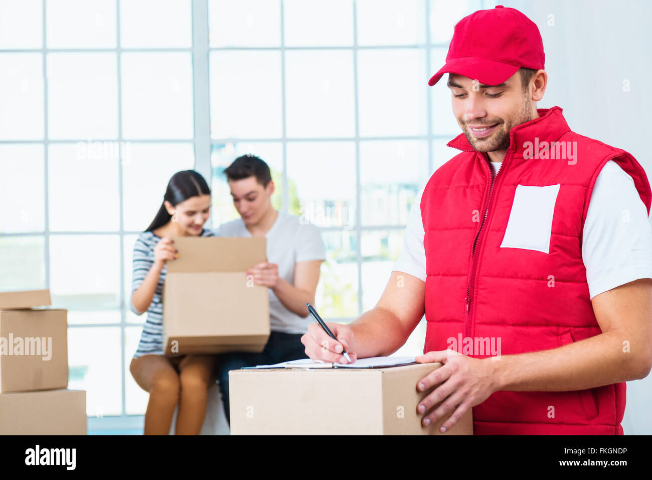 Сотрудник службы доставки. Сотрудник службы доставки. Курьер на белом фоне. Водитель экспедитор. Сотрудник службы доставки.