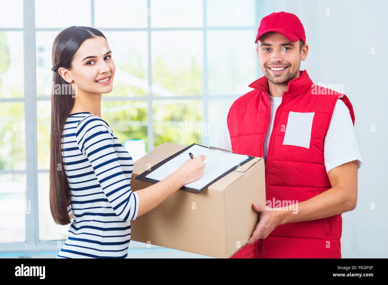 Получить заказ в бизнес. Получить заказ в бизнес. Курьер. Delivery. Девушка получает посылку.