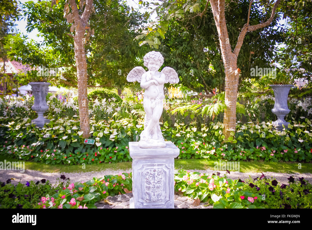 Angel statue hi-res stock photography and images - Alamy