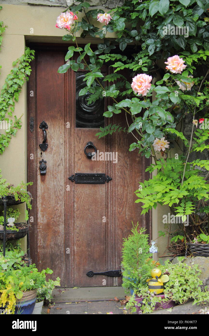 Cottage roses around the door hires stock photography and images Alamy
