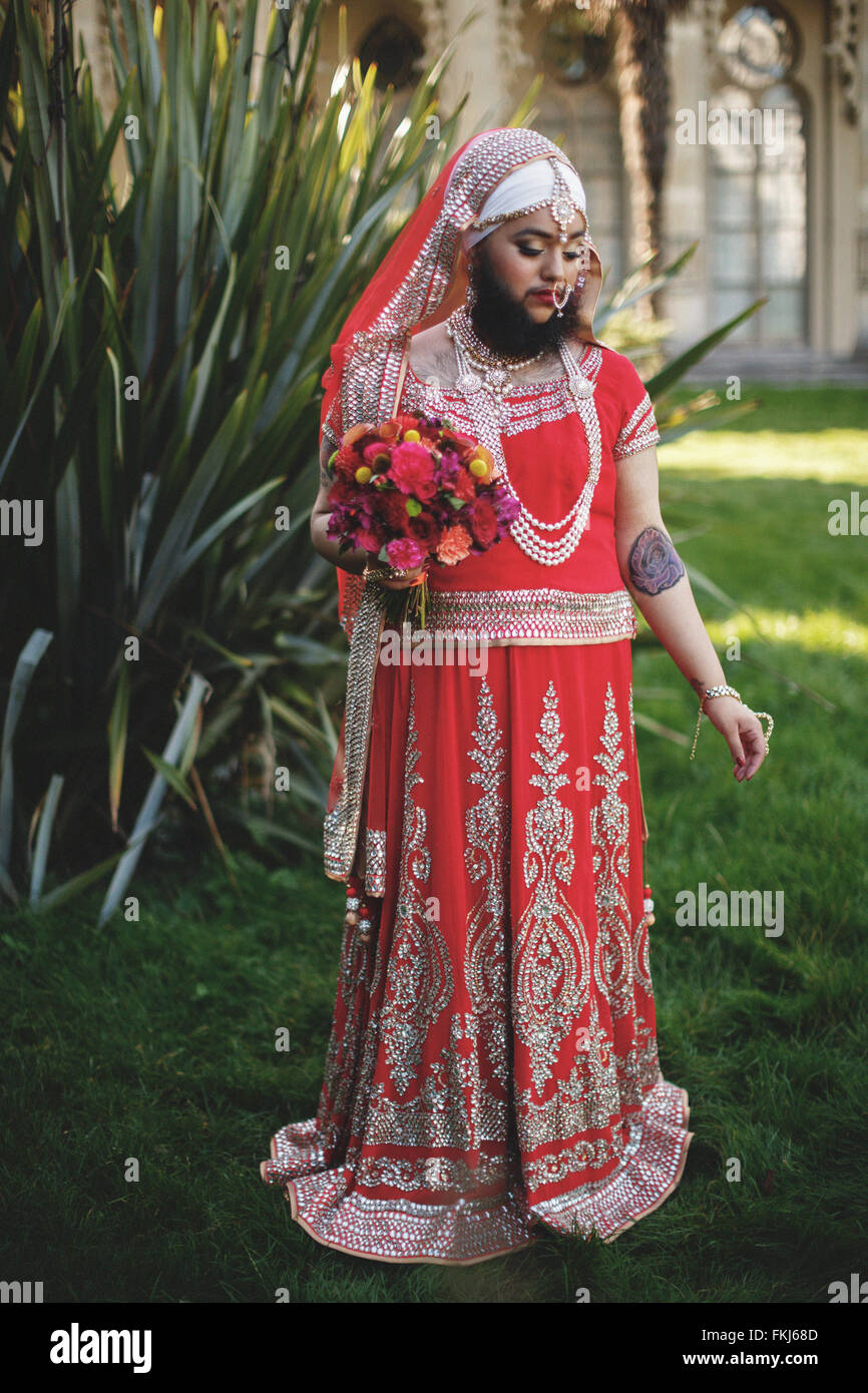 harnaam-kaur-the-bearded-dame-body-positive-activist-FKJ68D.jpg
