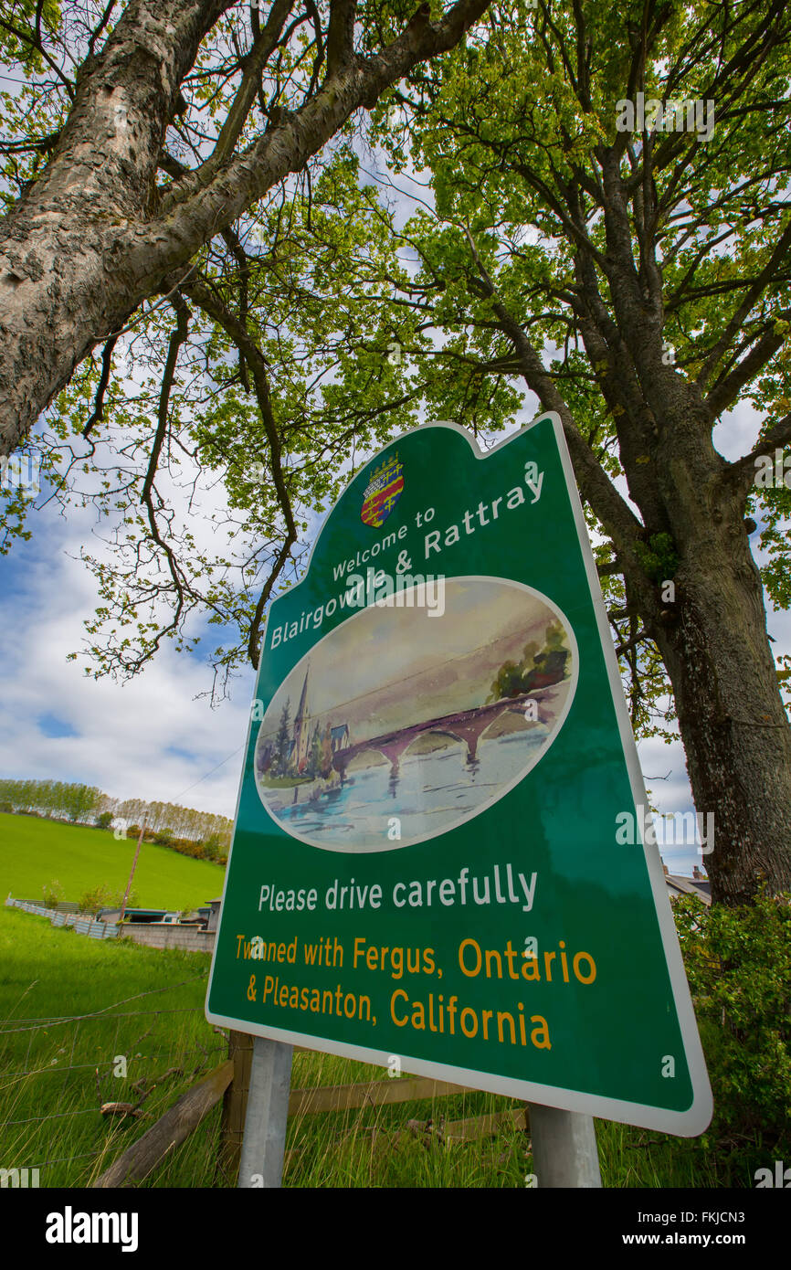 Sign saying to Blairgowrie and Rattray in the town of
