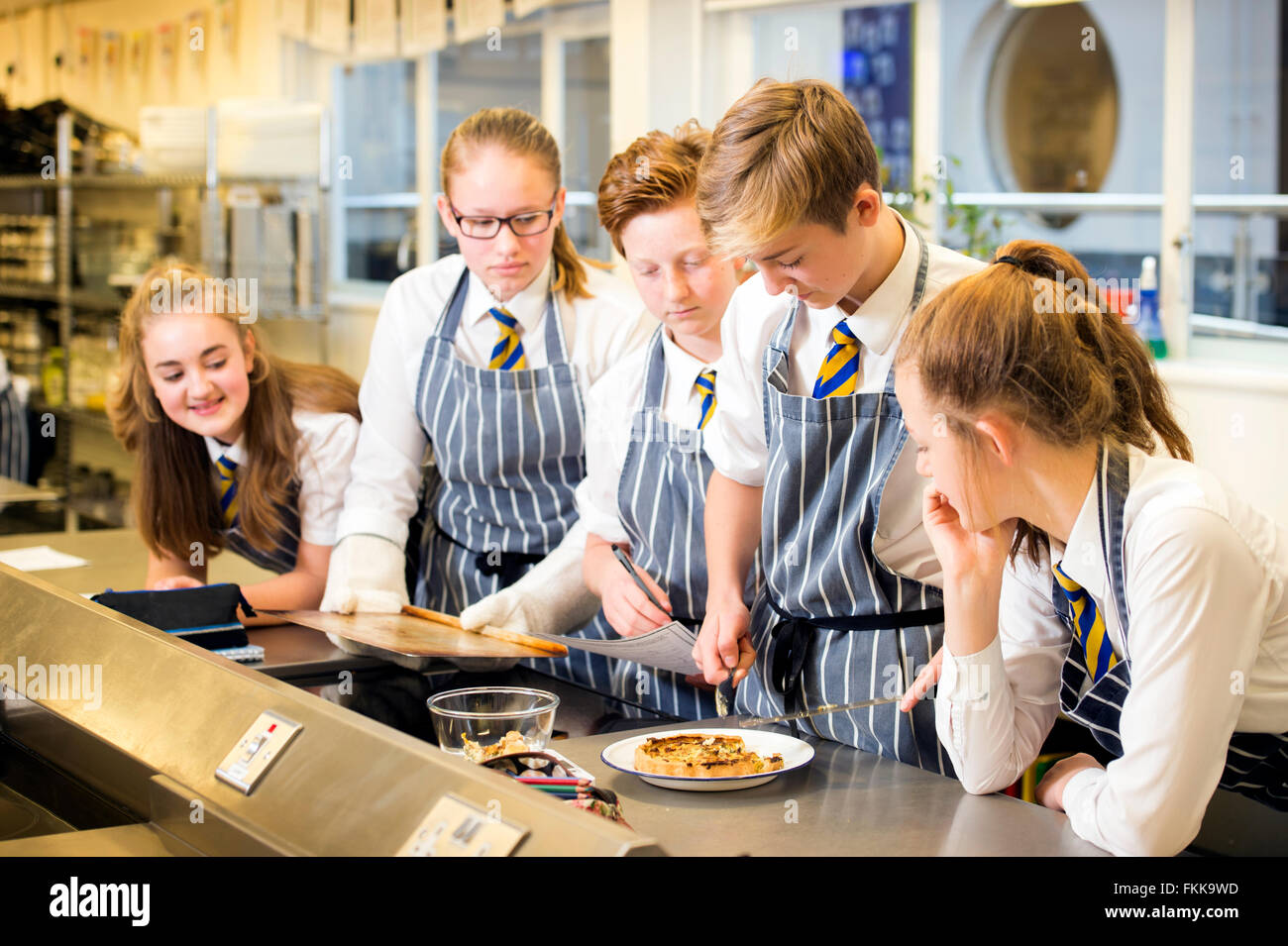 A Year 9 Food Technology class at a secondary school UK Stock Photo